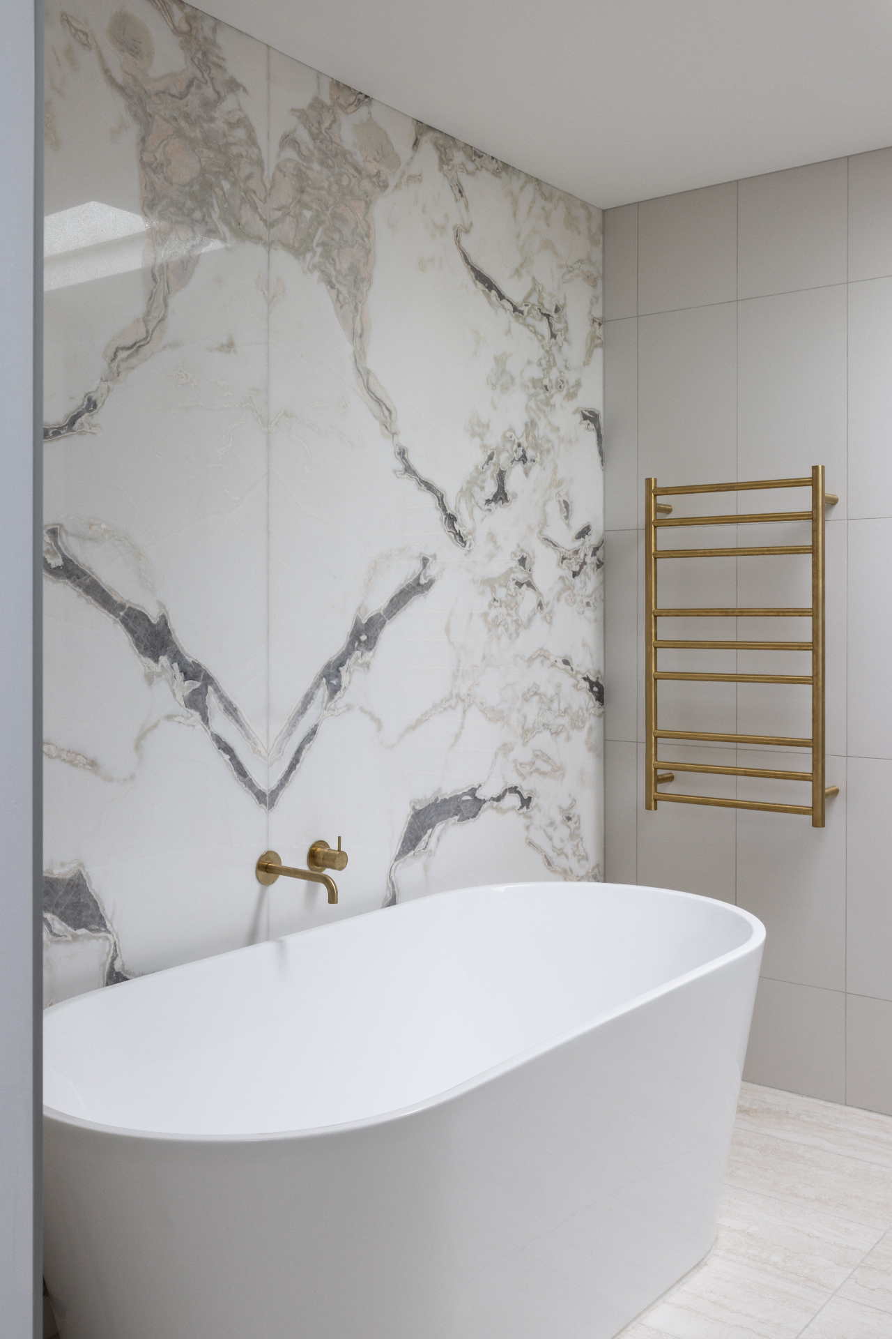 Marble bathroom feature wall with freestanding bath